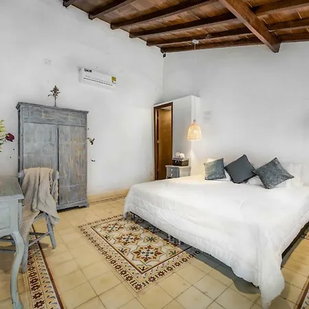 Hermosa Casa Macia En Centro Historico Cartagena/ Beatiful House Macia In Historic Center In